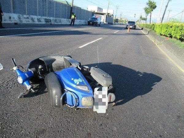 ▲新園鄉台27線仙吉段發生車禍             。（圖／警方及民眾提供）