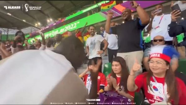 ▲▼迦納球迷對著3名南韓球迷慶祝進球。（圖／翻攝自推特／@KRUEGERXVI）