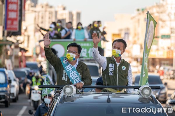 ▲▼嘉義縣長翁章梁、台南市長黃偉哲及立法委員王美惠委陪同李俊俋抽籤。（圖／記者翁伊森翻攝）