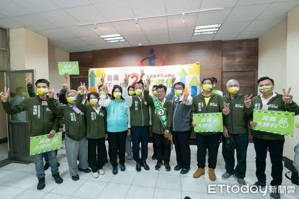 ▲▼嘉義縣長翁章梁、台南市長黃偉哲及立法委員王美惠委陪同李俊俋抽籤。（圖／記者翁伊森翻攝）