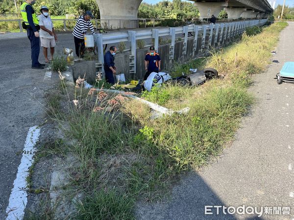 ▲▼通霄72歲老翁後載78歲妻子，29日下午行經通霄西濱公路下方產業道路，疑似疲勞騎車，自撞路邊標示牌落駁坎，身體還被撞倒的鐵桿壓住。（圖／記者蔡文淵翻攝）