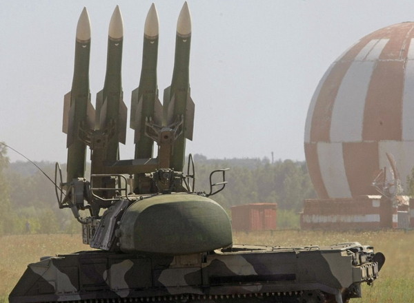 有人拍到一組「山毛櫸」飛彈系統在距離俄羅斯邊境10公里處的地方出現。+顯示親俄武裝份子擁有這套武器系統。(圖／翻攝自網路）