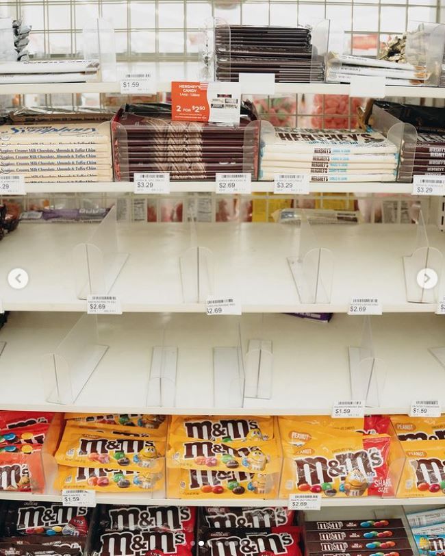 ▲巨石強森重回14歲時常去的超商買巧克力。（圖／翻攝自Instagram／therock）