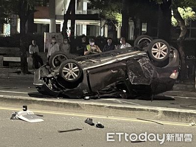 快訊／高雄嚴重事故！轎車「四輪朝天」扭曲半毀　2人受困車中