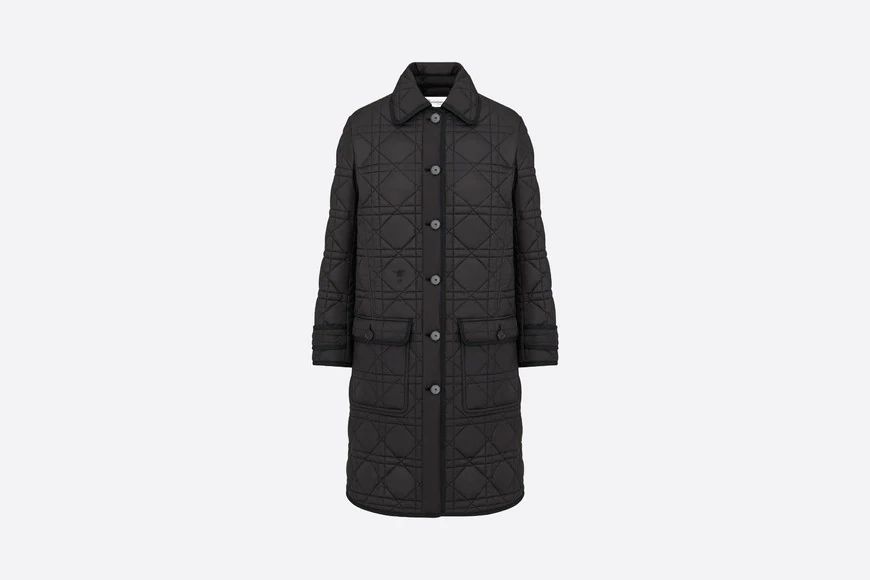 ▲Dior今年推出的藤格紋大衣，寬鬆優雅適合所有身材。（圖／翻攝自Dior官網）