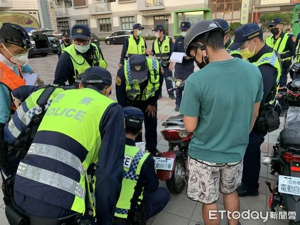 ▲台南市警歸仁分局29日下午4時至晚上9時，結合市警局交通大隊、台南監理站及環保局等單位，於仁德國小前，執行取締改裝「微型電動二輪車」等專案勤務。（圖／記者林悅翻攝，下同）