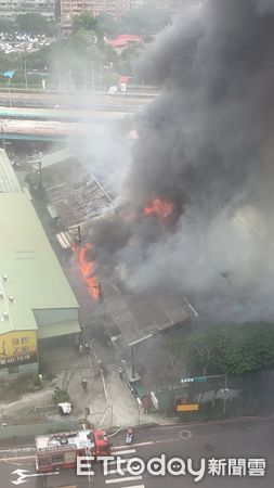 ▲▼板橋大觀路工廠失火。（圖／記者民眾提供）