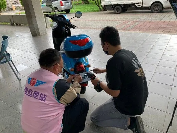 ▲微電車掛牌納管正式上路，中壢監理站首日工業區到點服務