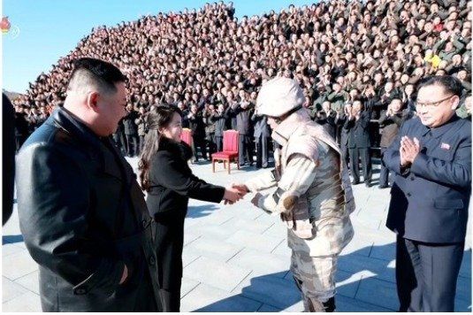 ▲▼北韓4星軍官彎腰向金主愛握手敬禮。（圖／翻攝自朝鮮中央電視台）