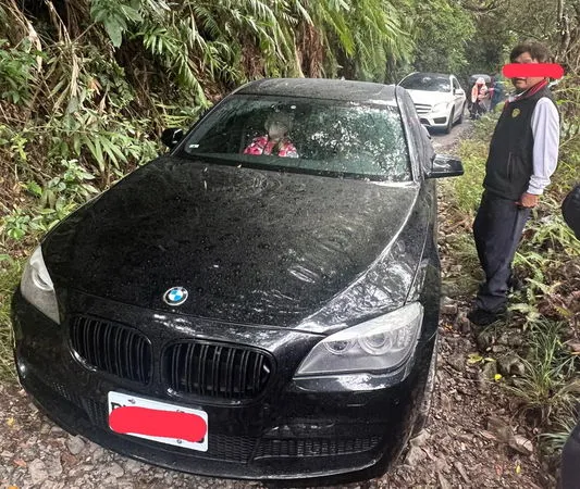 ▲▼3名車闖禁止一般車輛通行抹茶山碎石坡卡住，山友幫忙，車主才安全倒車下山。（圖／山友提供，下同）