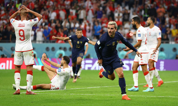 ▲▼法國對突尼西亞比賽最後15秒，格列茲曼(Antoine Griezmann)進球後慶祝，但越位在先遭主審沒收。（圖／路透）