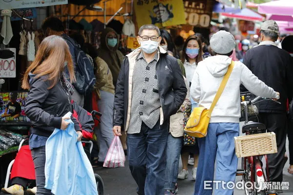 ▲▼入冬最強一波冷空氣南下，北台灣降溫有感，傳統市場內的婆媽紛紛穿上保暖外套。（圖／記者湯興漢攝）