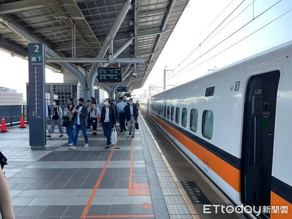 ▲▼高鐵,月台,口罩,旅客,列車。（圖／記者李姿慧攝）