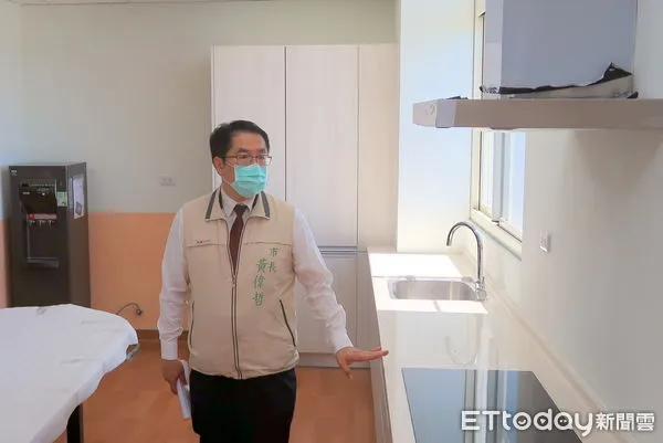 ▲台南市長黃偉哲視察新營醫院北門分院整建為長照中心工程，該工程更獲得中央「第22屆公共工程金質獎」建築類佳作的肯定。（圖／記者林悅翻攝，下同）