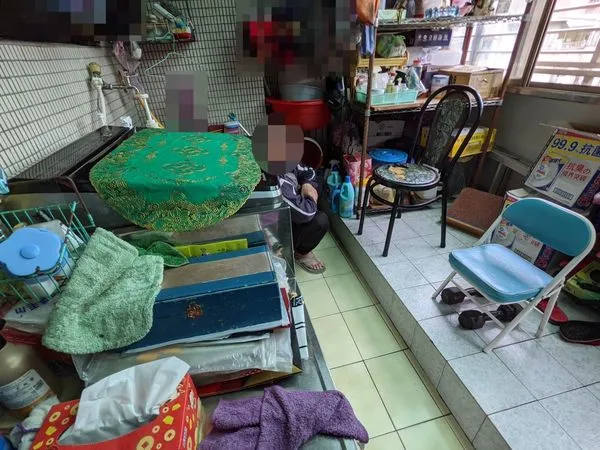 ▲▼新北1名男子逃稅神隱不還錢，躲在家裡蹲靠洗衣機旁被活逮，被法院裁定管收。（圖／行政執行署新北分署提供）