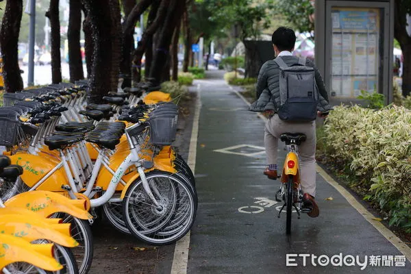 ▲▼北市YouBike1.0於12/3全面退場，2.0接棒共享自行車服務。圖為民眾騎乘Youbike2.0自行車畫面。（圖／記者湯興漢攝）