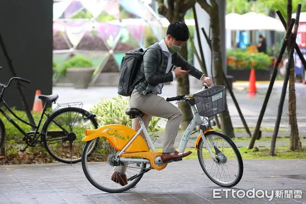 ▲▼北市YouBike1.0於12/3全面退場，2.0接棒共享自行車服務。圖為民眾騎乘Youbike2.0自行車畫面。（圖／記者湯興漢攝）
