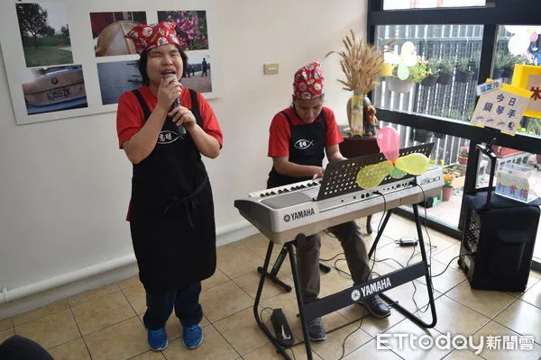 ▲舒閔與芝伶在惠明小舖熱情的表演。（圖／新東陽提供）