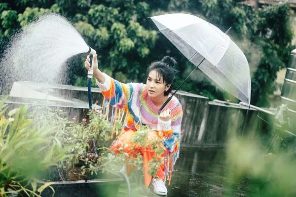 ▲▼曾沛慈拍攝MV開心在雨中玩耍。（圖／亞神音樂提供）