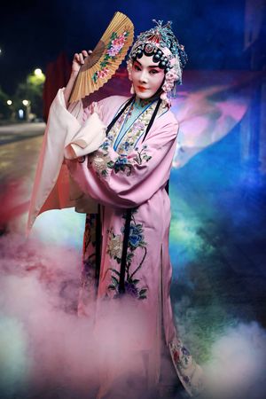 ▲▼美魔女Rita在新歌MV化身京劇女伶，美魔女Rita重新詮釋《One Night in 北京》。（圖／艾迪昇傳播提供）