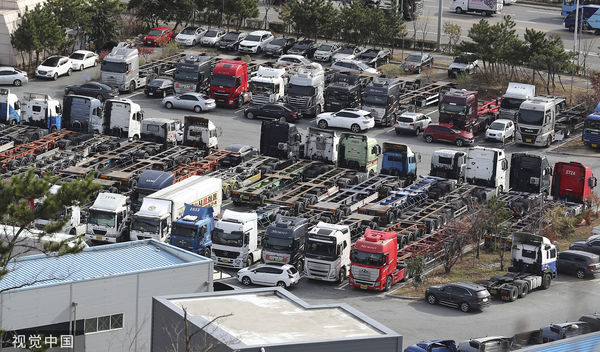 ▲▼南韓貨運工會發起罷工，釜山市南區集裝箱散落堆積，停滿了停止運行的貨車。（圖／CFP）