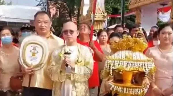 ▲▼泰國一對夫妻買彩券中大獎，便在兒子出家儀式時灑錢慶祝。（圖／翻攝自YouTube）