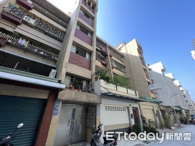 委託更換2F雨遮…工人出包「避雨效果0」！　屋主命修補被拒氣炸