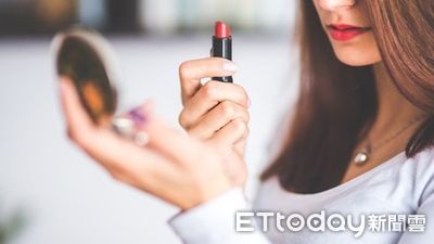 9千刷成9萬!外籍店員「撒鹽強推保養品」 女網紅嚇傻求退款遭拒