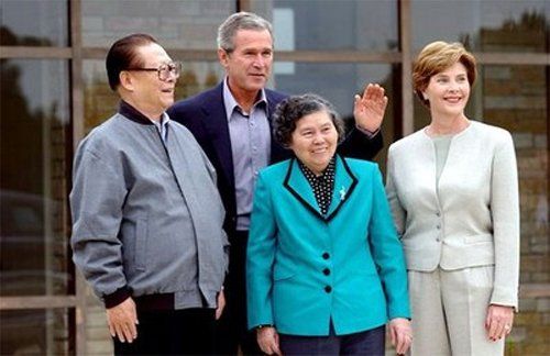 ▲▼ 2002年10月25日，江澤民和夫人王冶坪在克勞福德農場門口與小布希總統和夫人蘿拉合影。            。（圖／翻攝 人民網）