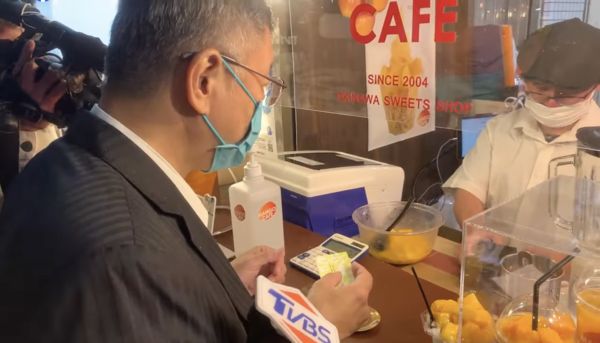 ▲▼柯文哲在沖繩刷悠遊卡買冰淇淋。（圖／翻攝自Facebook／柯文哲）