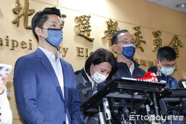 ▲▼台北市第三選區立委補選，甫當選的國民黨籍議員王鴻薇在幾番掙扎後，決定接受黨的徵召代表國民黨出戰民進黨吳怡農，爭取這一席的補選立委。並在12/2上午，由黨主席朱立倫及新科台北市長蔣萬安陪同到選委會登記參選。（圖／記者湯興漢攝）