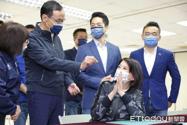 ▲▼台北市第三選區立委補選，甫當選的國民黨籍議員王鴻薇在幾番掙扎後，決定接受黨的徵召代表國民黨出戰民進黨吳怡農，爭取這一席的補選立委。並在12/2上午，由黨主席朱立倫及新科台北市長蔣萬安陪同到選委會登記參選。（圖／記者湯興漢攝）