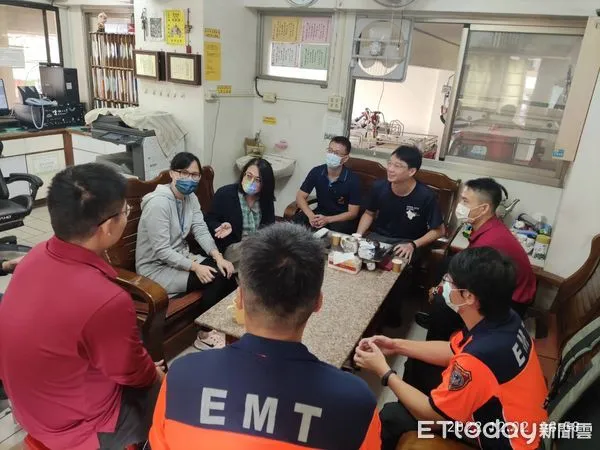 ▲台南市消防局為強化基層消防救護員執行到院前緊急救護技能，由第二救災救護大隊與麻豆新樓醫院合作舉辦醫療指導醫師與基層消防人員救護巡迴溝通講座。（圖／記者林悅翻攝，下同）