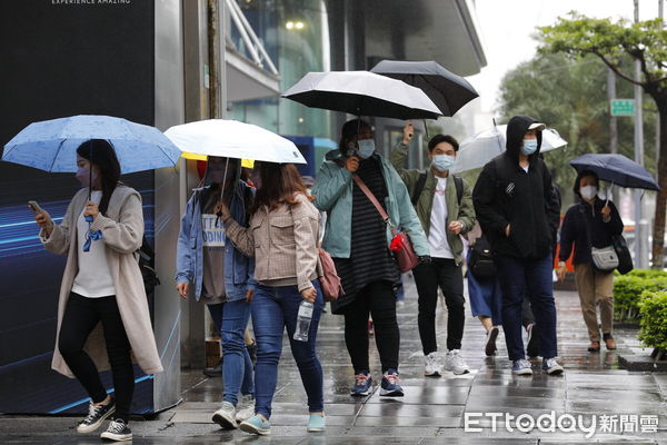 ▲▼大陸冷空氣南下挾帶大量水氣，北台灣陰冷多雨，路上行人紛紛穿起冬裝撐起雨傘。（圖／記者湯興漢攝）