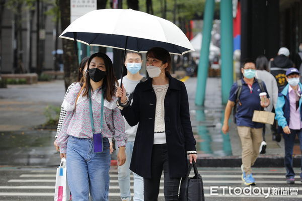 ▲▼大陸冷空氣南下挾帶大量水氣，北台灣陰冷多雨，路上行人紛紛穿起冬裝撐起雨傘。（圖／記者湯興漢攝）