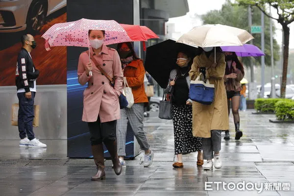 ▲▼大陸冷空氣南下挾帶大量水氣，北台灣陰冷多雨，路上行人紛紛穿起冬裝撐起雨傘。（圖／記者湯興漢攝）