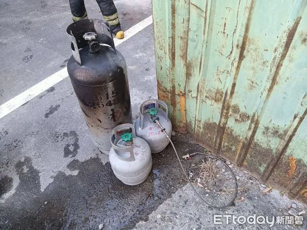 ▲台南市發生1起因民眾於民宅內，自行以20公斤桶裝瓦斯分裝至4公斤桶裝瓦斯，不慎發生火災案件，造成2人受傷送醫。（圖／記者林悅翻攝，下同）
