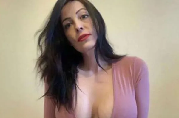 學生意外發現「老師色色片」瘋傳　女豪放辭教職賣肉：人生更快樂。（圖／翻攝自Twitter）