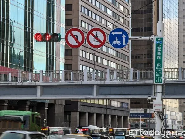 ▲忠孝西路禁行機車道將開放夜間機車行駛。（圖／記者林敬旻攝）