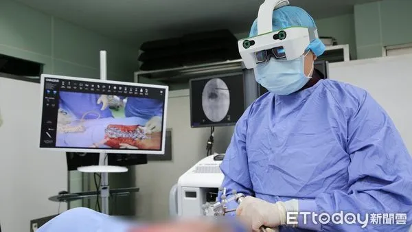 ▲▼葉光庭副主任透過AR眼鏡，可以直接在無語良師的身體上看見神經與血管的位置，降低脊椎手術的風險。(圖／慈濟醫學中心提供，下同）