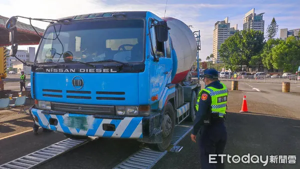 ▲台南市警一分局聯交通警察大隊、台南監理站執行「移動式過磅勤務」，針對大型貨車頻繁行駛路段，以8大項目為取締重點。（圖／記者林悅翻攝，下同）