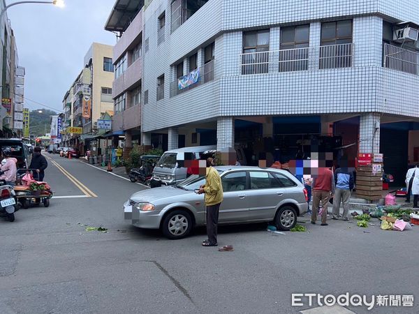 ▲▼老翁開車誤踩油門，導致車輛加速直衝，撞上3名婦人。（圖／記者蔡文淵翻攝）