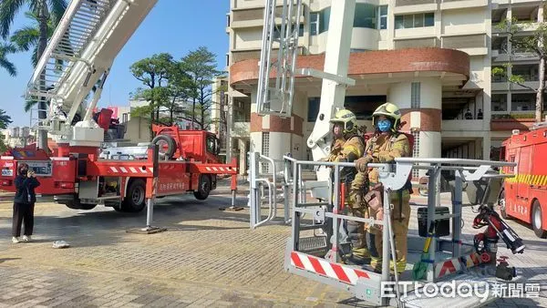 ▲台南市消防局第五救災救護大隊在中華醫事大學為新鮮人舉辦消防職人體驗活動，讓學生在經驗豐富的消防員指導下體驗消防工作，並學習防火防災常識。（圖／記者林悅翻攝，下同）