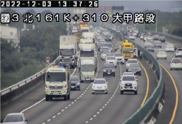 ▲▼國3南向161K，1小客車+1大貨追撞事故占內車道，回堵1K。（圖／翻攝高速公路1968）