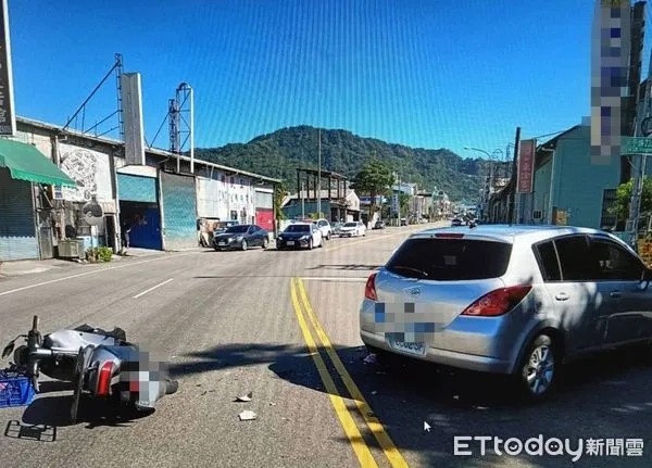 ▲▼一輛自小客車在雙黃線上違規迴轉，造成機車直接撞上，人車倒地。（圖／民眾提供，下同）