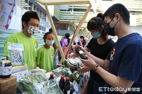 ▲勞動部雲嘉南分署與台南市政府勞工局，在南紡購物中心廣場舉辦雲嘉南區庇護工場商品成果發表活動。（圖／記者林悅翻攝，下同）