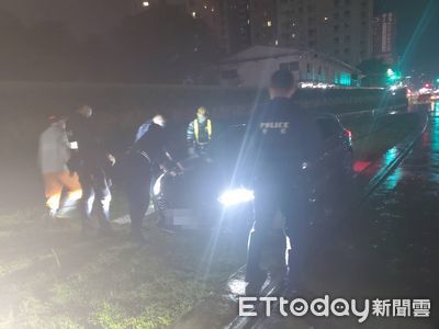 又來！高雄酒駕男深夜開車闖輕軌　輪胎慘卡泥濘裡