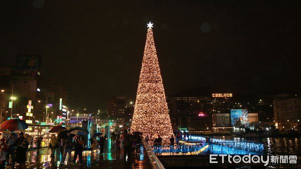 ▲▼基隆海港18米聖誕樹點燈 溫暖照亮8年城市蛻變。（圖／記者郭世賢翻攝）