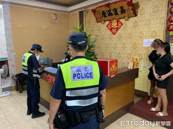 ▲東港警方對桌遊店、小吃部等實施臨檢勤務             。（圖／記者陳崑福翻攝，下同）