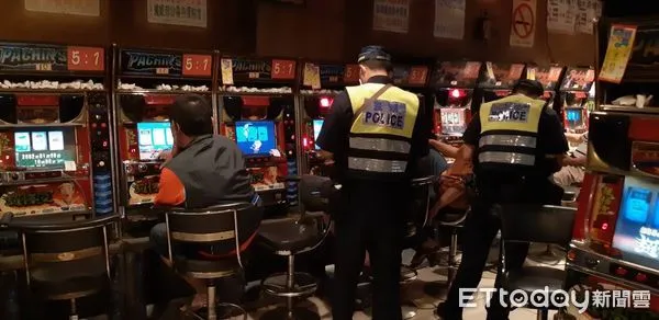▲東港警方對桌遊店、小吃部等實施臨檢勤務             。（圖／記者陳崑福翻攝，下同）
